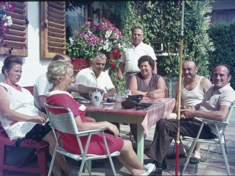 Die Sechziger im Ruhrgebiet: Menschen auf der Terasse